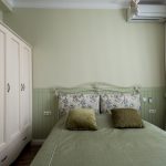 Спальня с зелеными обоями в стиле прованс. Фото