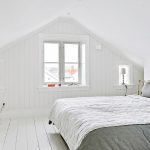 На фото комната с натуральным деревянным полом, покрашенным белой краской