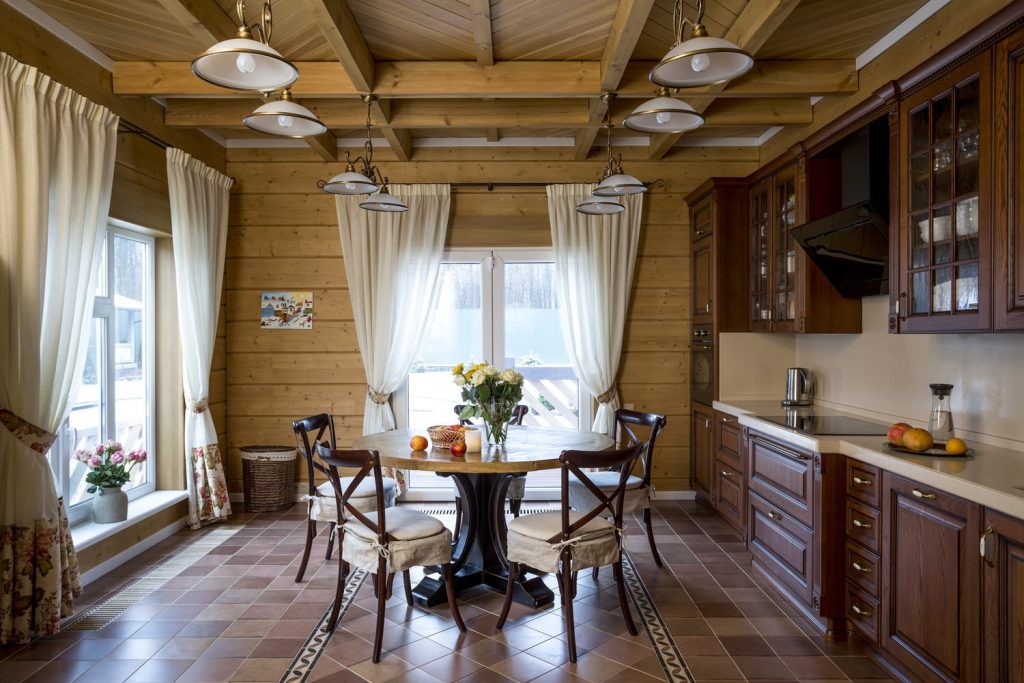 Интерьер в деревянном доме с серыми стенами