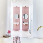 ванная розового цвета