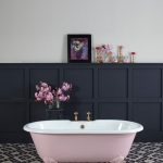 Дизайн розовой ванной с черным