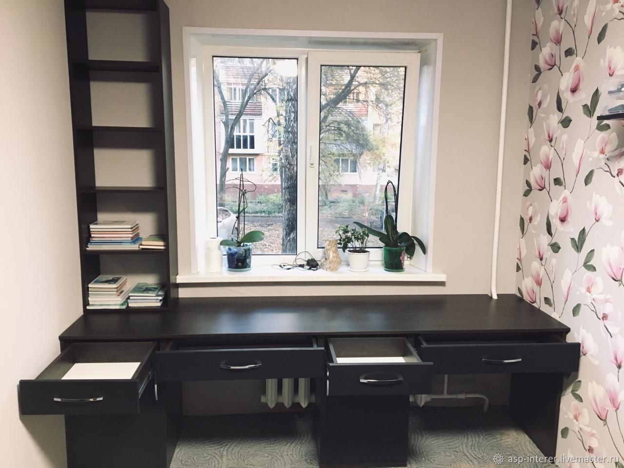 Письменный стол у окна в детской (64 фото)