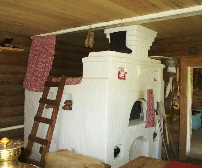 Русская печь с лежанкой в деревенском доме